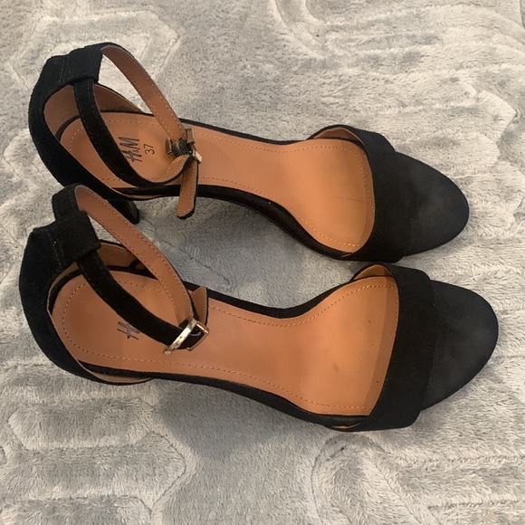 H&M Black Stilettos 👠 *FIXED PRICE* - Picture 2 of 6